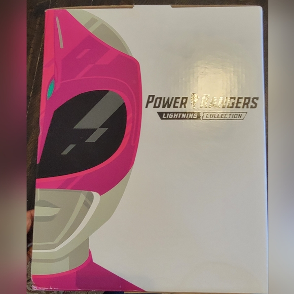 Power Rangers Lightning Collection Premium Replica Helmet with Display Stand - Picture 6 of 9